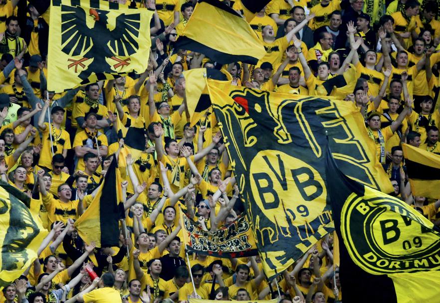 Il solito muro giallonero sugli spalti, stavolta dell&#39;Olympiastadion di Berlino: i tifosi del Dortmund danno sempre spettacolo. Action Images